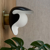 086 Væg lampe PS38 Skærm: Ebony Black; Stel: Messing med klar lak