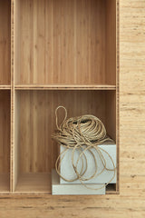 001 Reol Hel Lodret mellemside Mål H70 B70 D21 / 30 / 34,5 Bambus